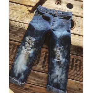 Distressed denim 🖤👖